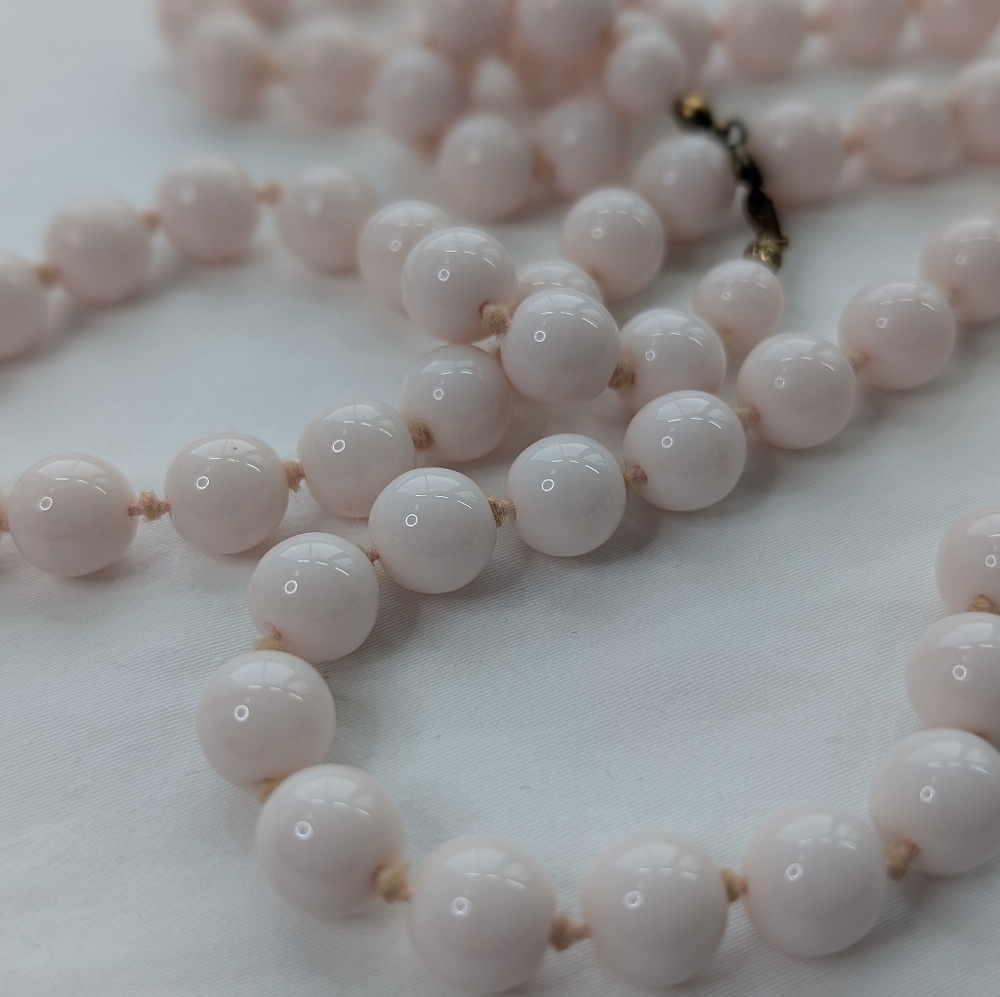 1950s Light Pink Coral Glass Hand Knotted Necklace - Classic Vintage Jewelry - Picture 2 of 6
